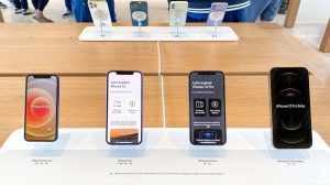 Apple uses MagSafe to change how iPhones are displayed in the Apple Store هر آنچه باید در مورد صفحه نمایش گوشی موبایل (ال سی دی ) بدانید....